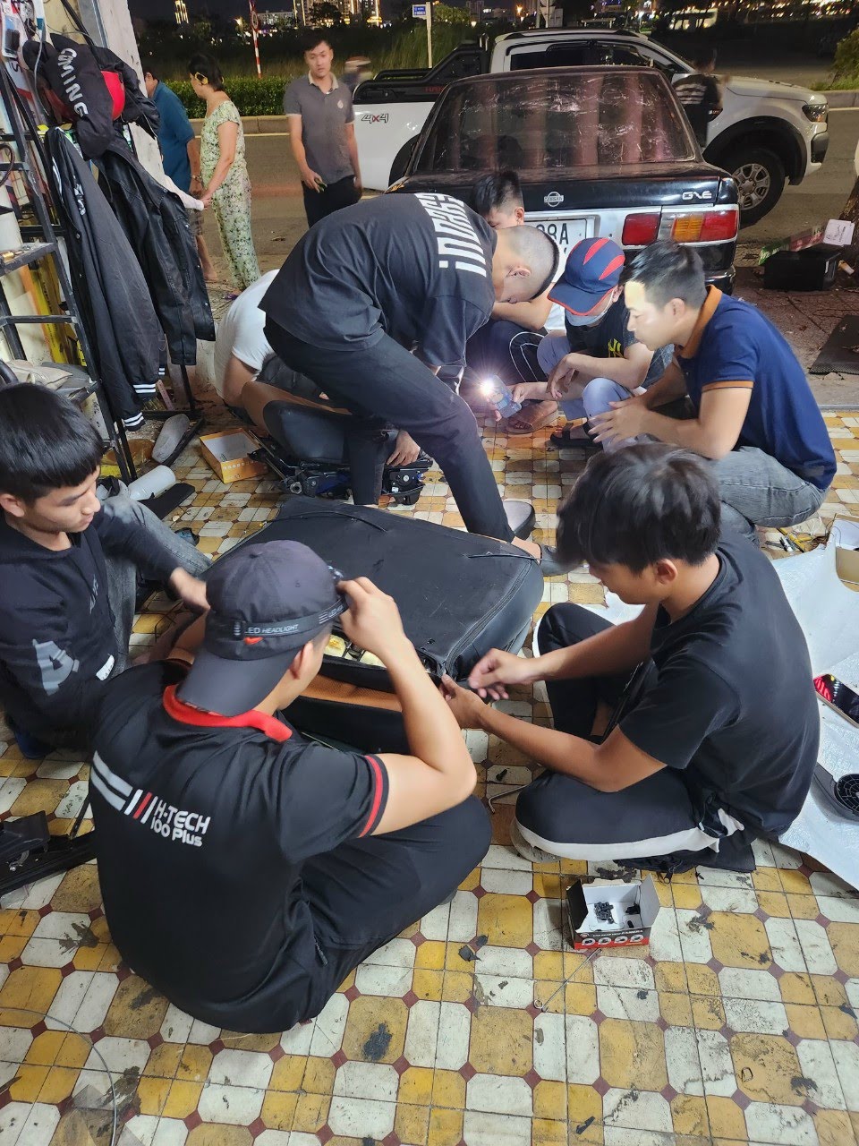 Học viên học nghề nội thất ô tô